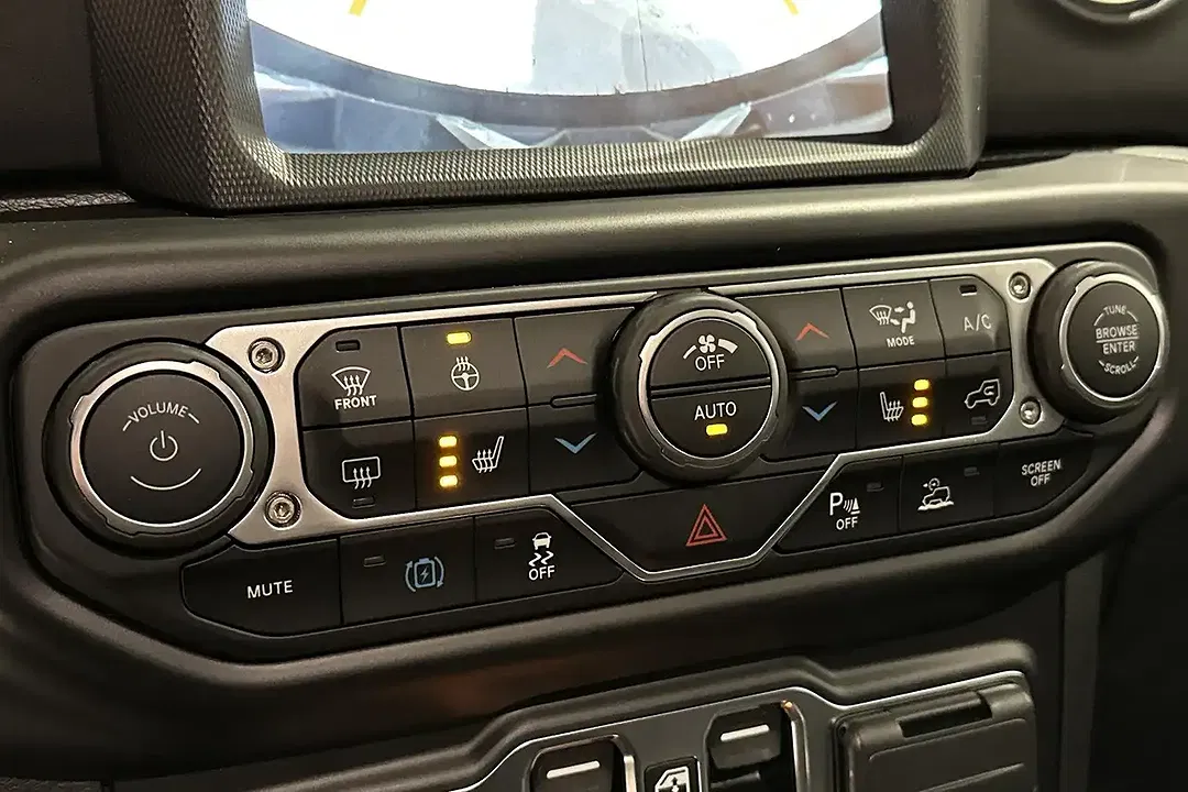 Jeep Wrangler - Thumbnail 13
