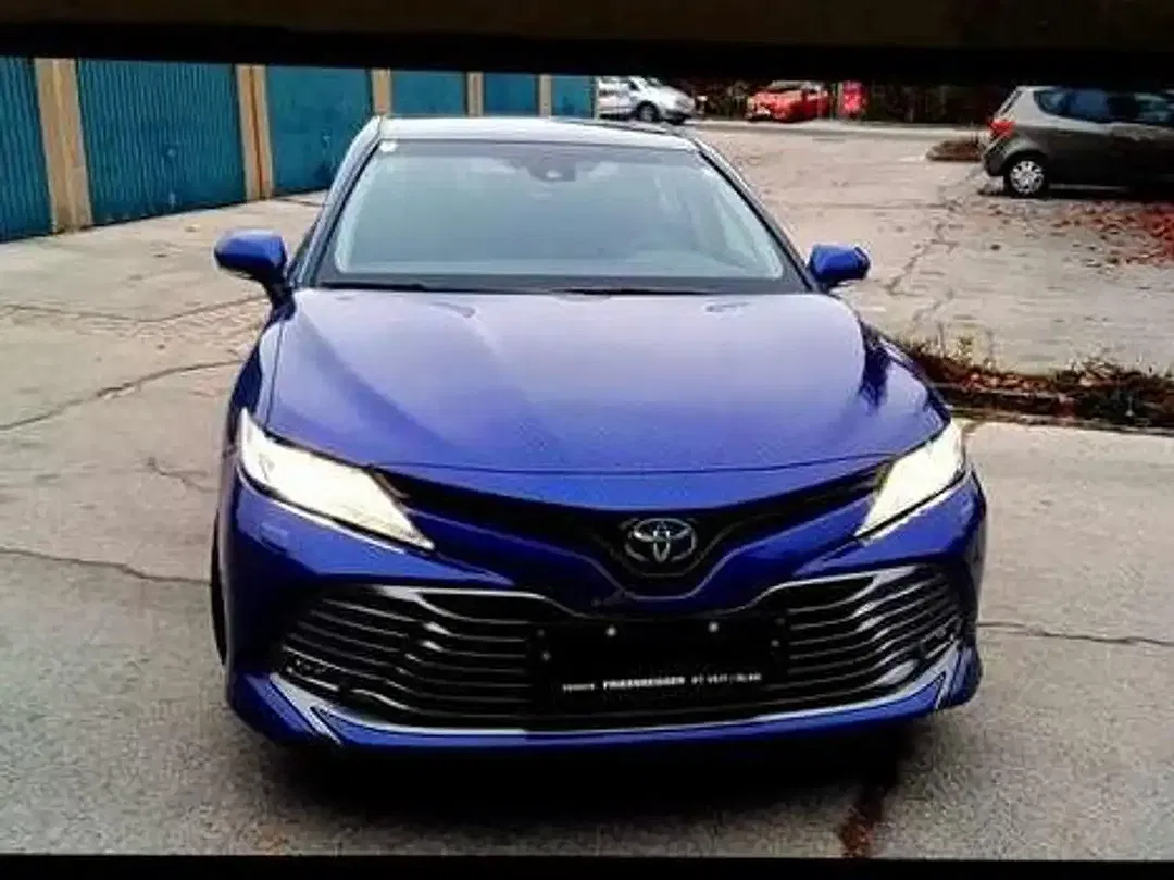 Toyota Camry - Thumbnail 2