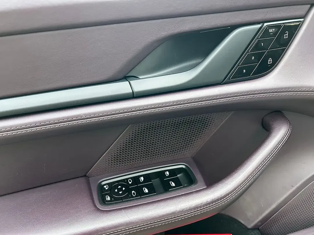 Porsche Taycan - Thumbnail 10
