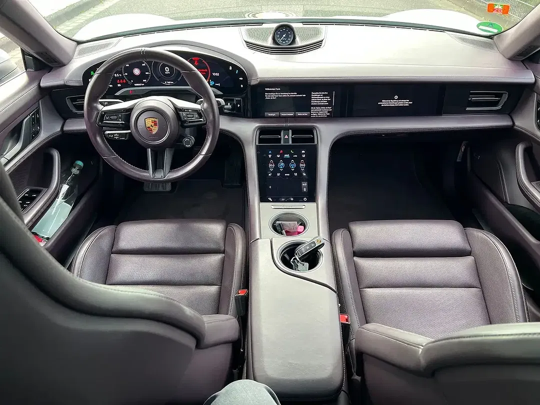 Porsche Taycan - Thumbnail 13