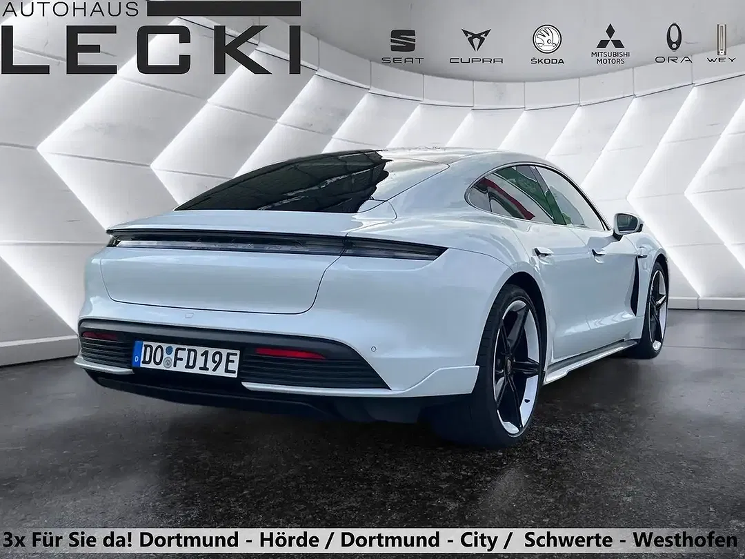 Porsche Taycan - Thumbnail 3