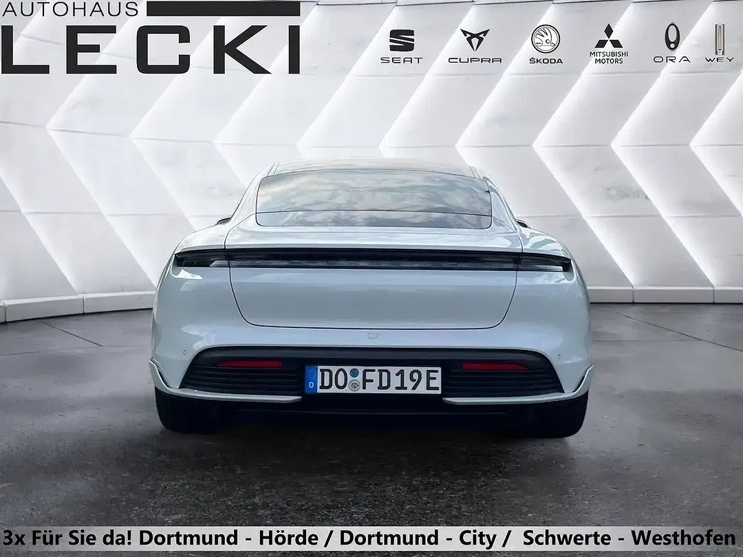 Porsche Taycan - Thumbnail 5