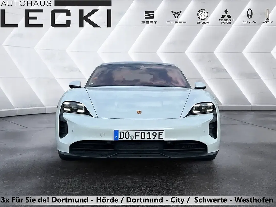 Porsche Taycan - Thumbnail 8