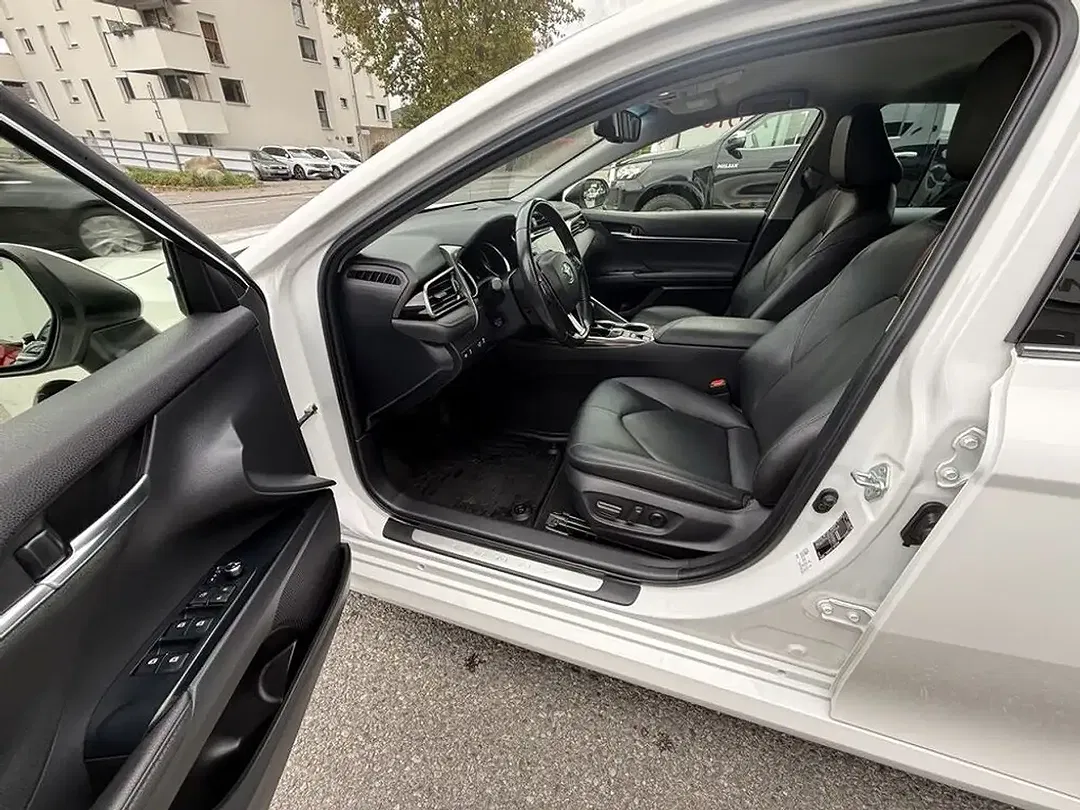 Toyota Camry - Thumbnail 3