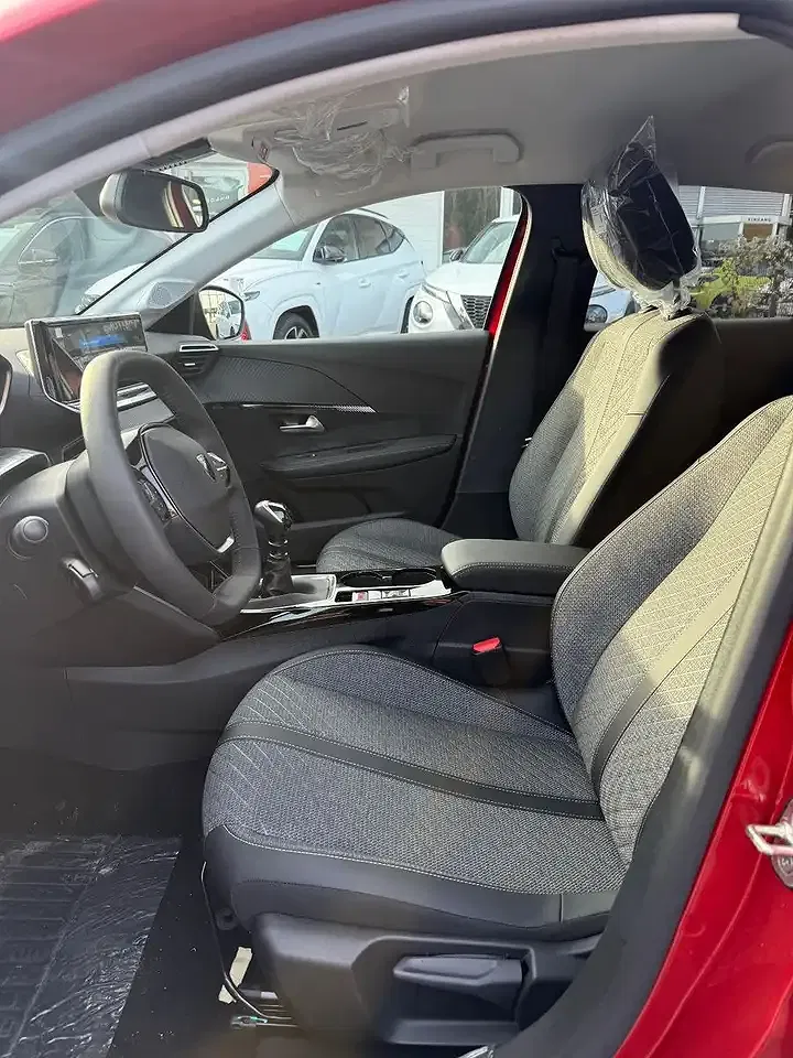 Peugeot 208 - Thumbnail 9