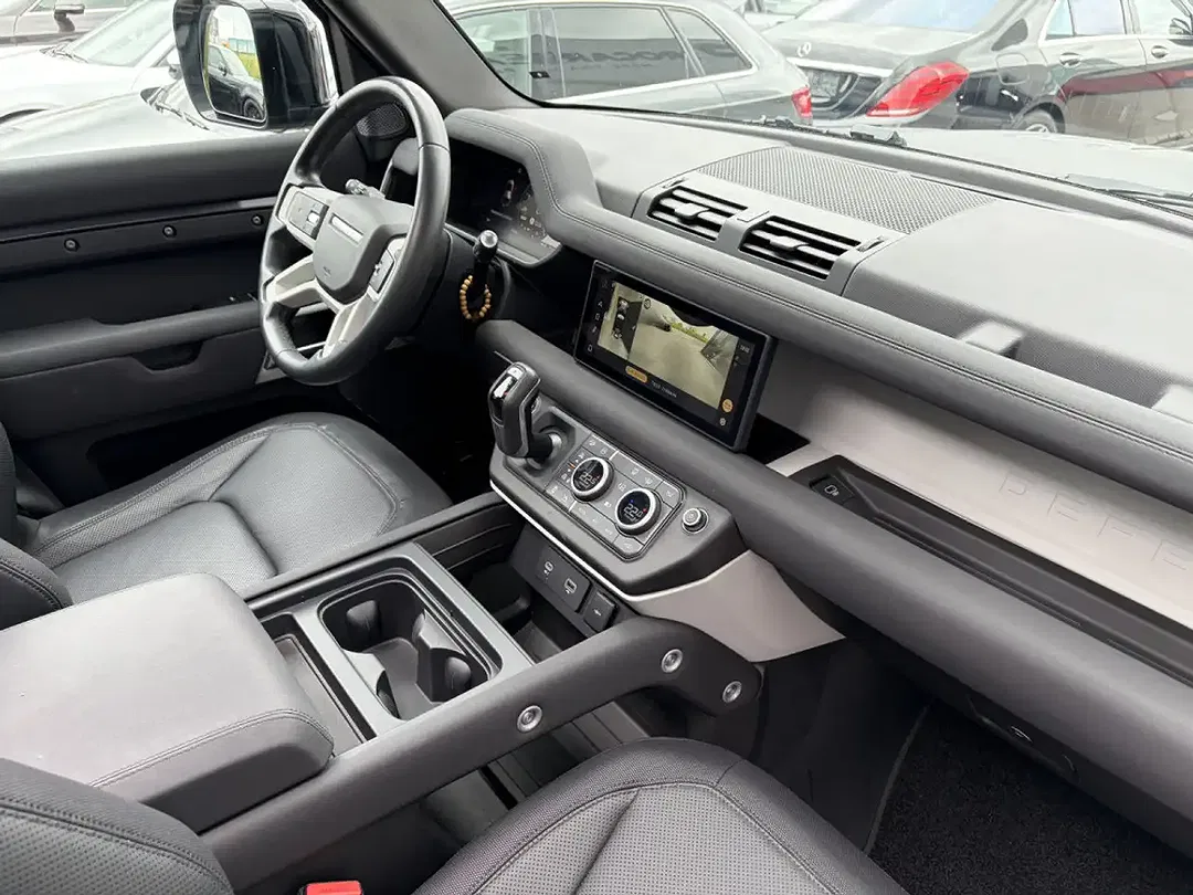 Land Rover Defender - Thumbnail 2