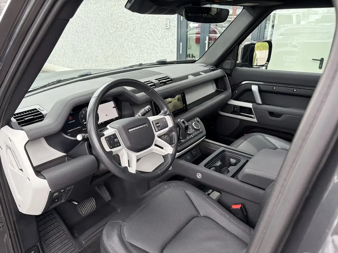 Land Rover Defender - Thumbnail 4