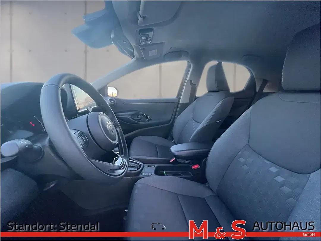 Toyota Yaris - Thumbnail 9