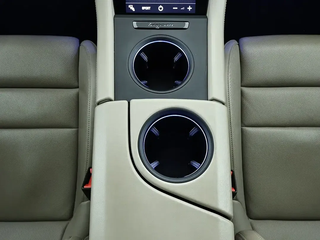 Porsche Taycan - Thumbnail 13
