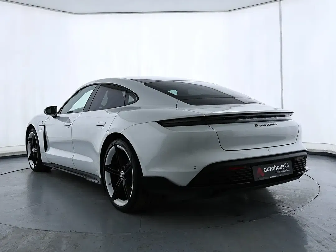 Porsche Taycan - Thumbnail 4