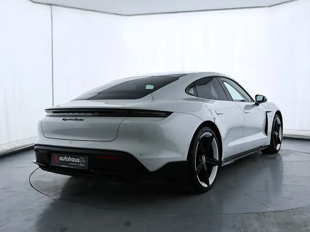 Porsche Taycan - Thumbnail 5