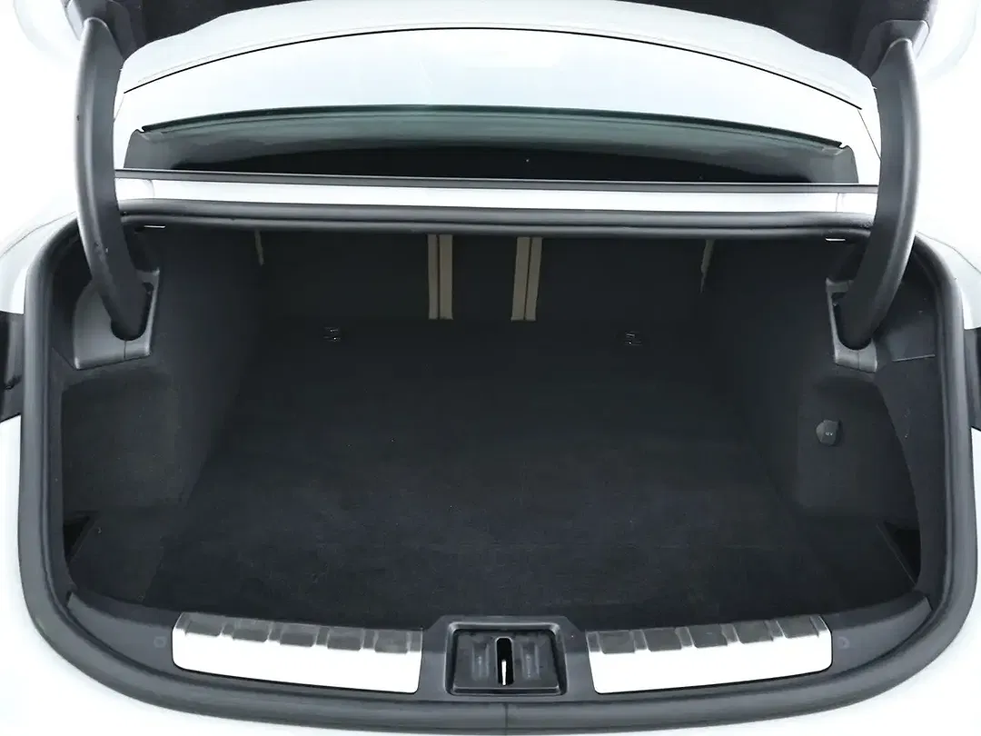 Porsche Taycan - Thumbnail 6