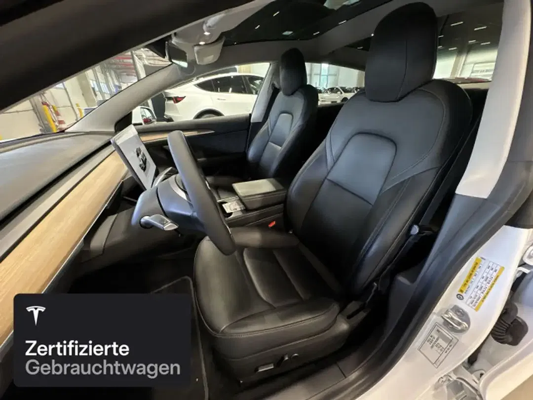 Tesla Model 3 - Thumbnail 10