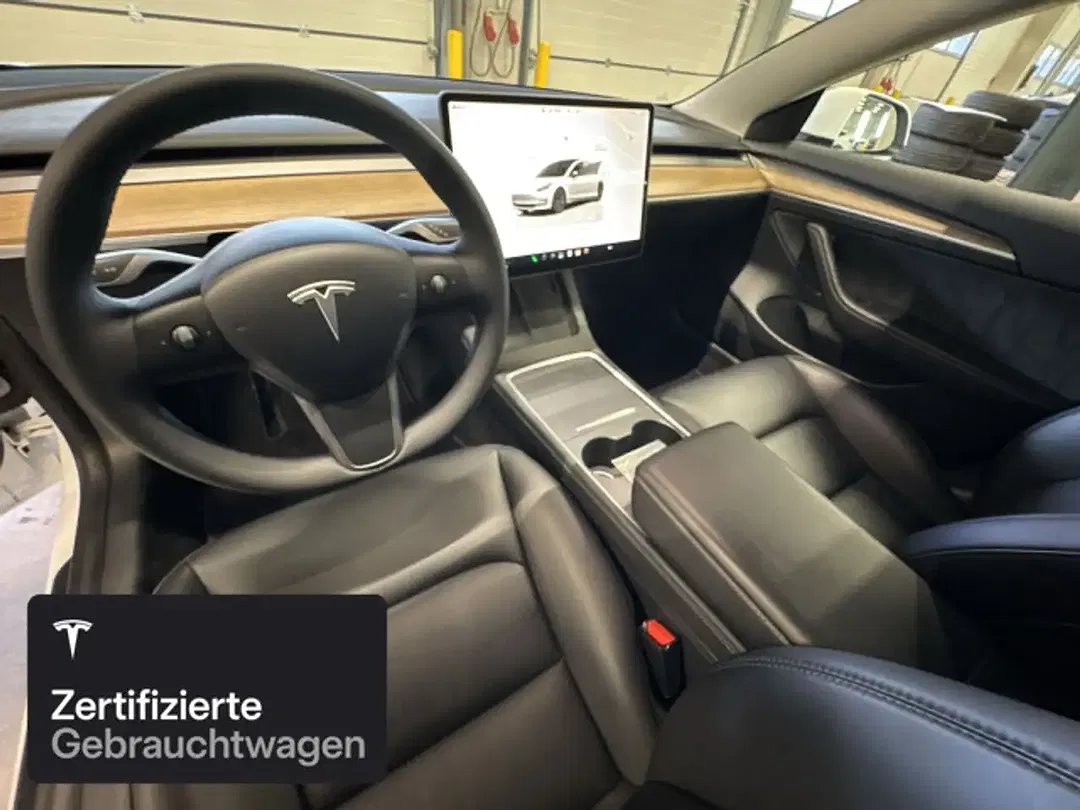Tesla Model 3 - Thumbnail 11