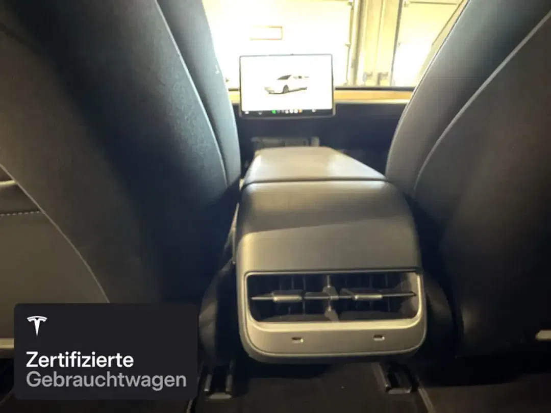 Tesla Model 3 - Thumbnail 13