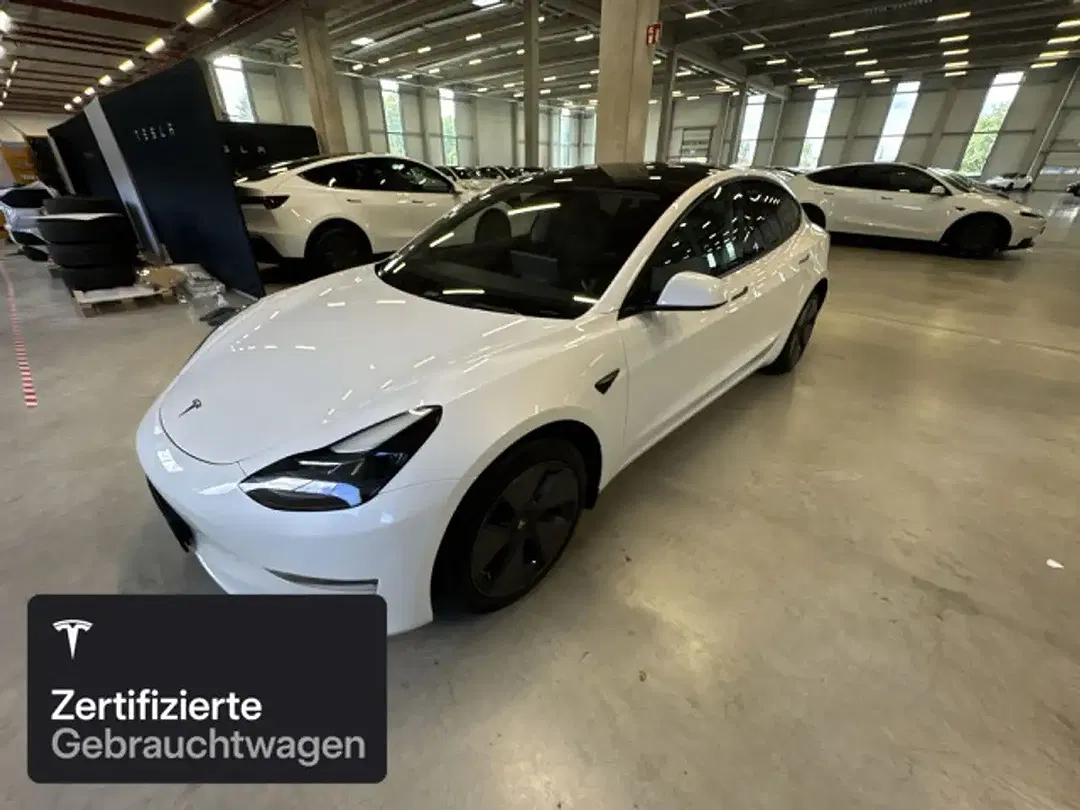 Tesla Model 3 - Thumbnail 2