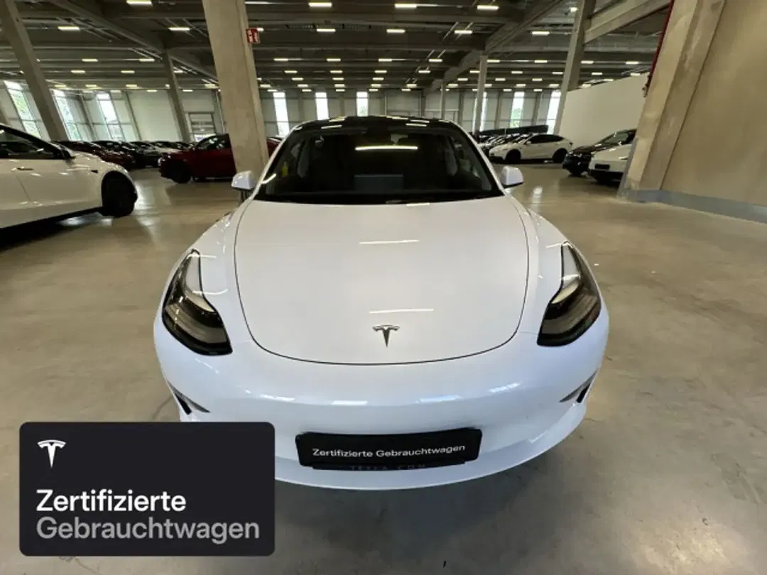 Tesla Model 3 - Thumbnail 3
