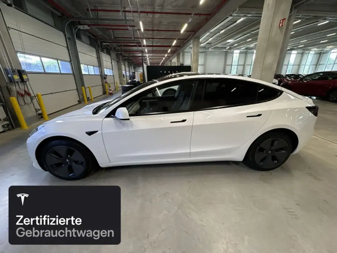 Tesla Model 3 - Thumbnail 4