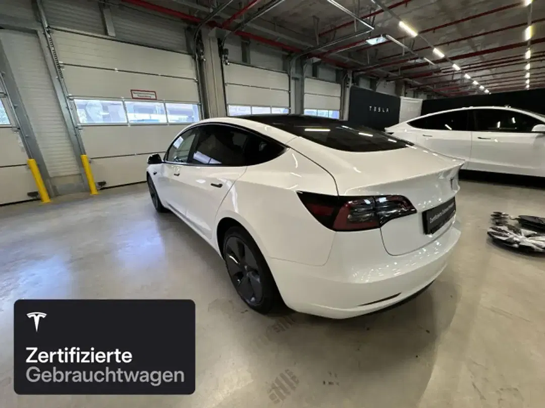 Tesla Model 3 - Thumbnail 5