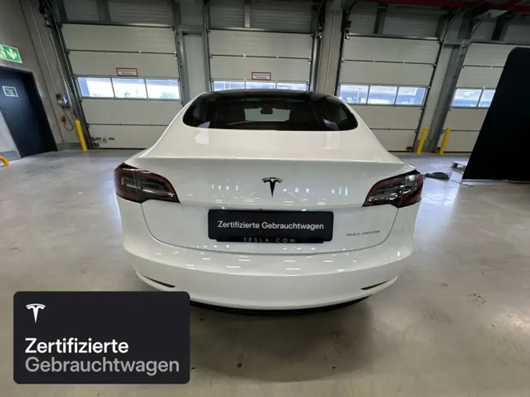 Tesla Model 3 - Thumbnail 6