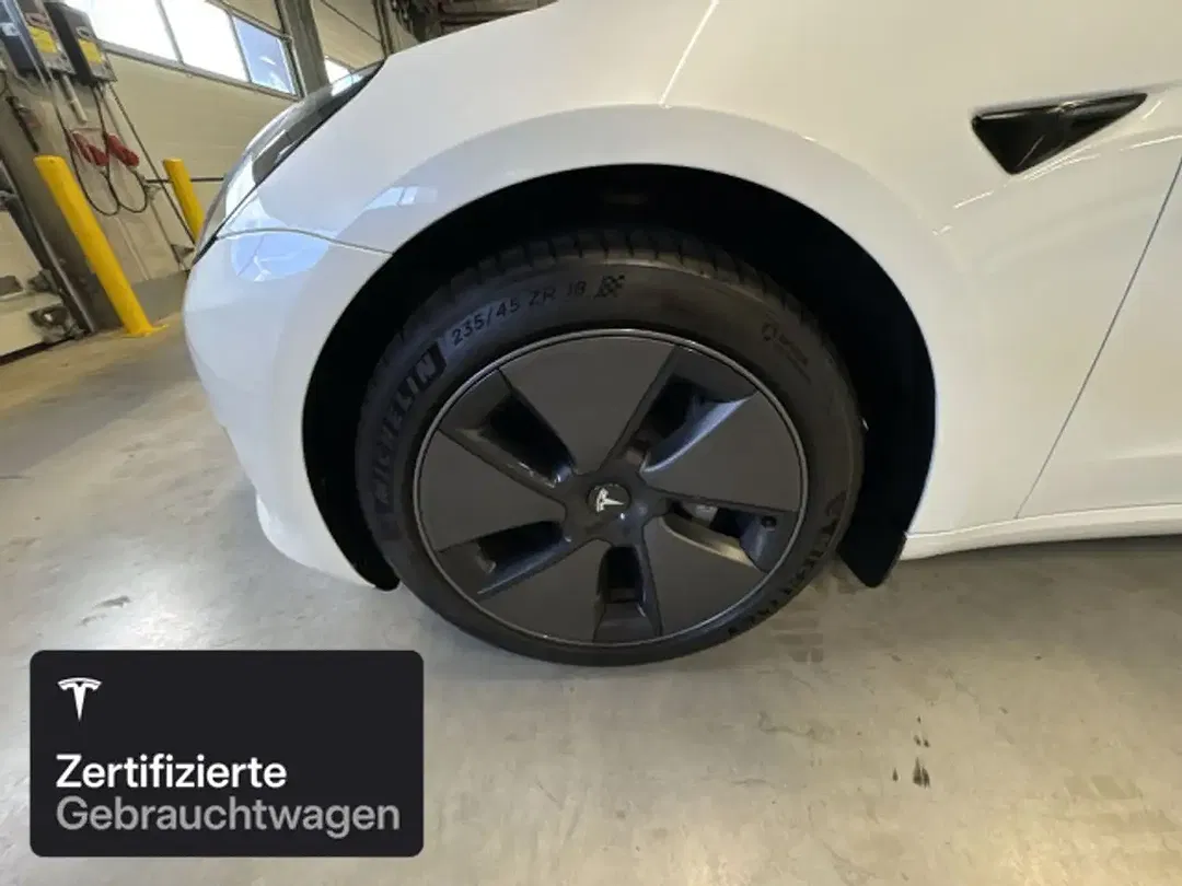 Tesla Model 3 - Thumbnail 7