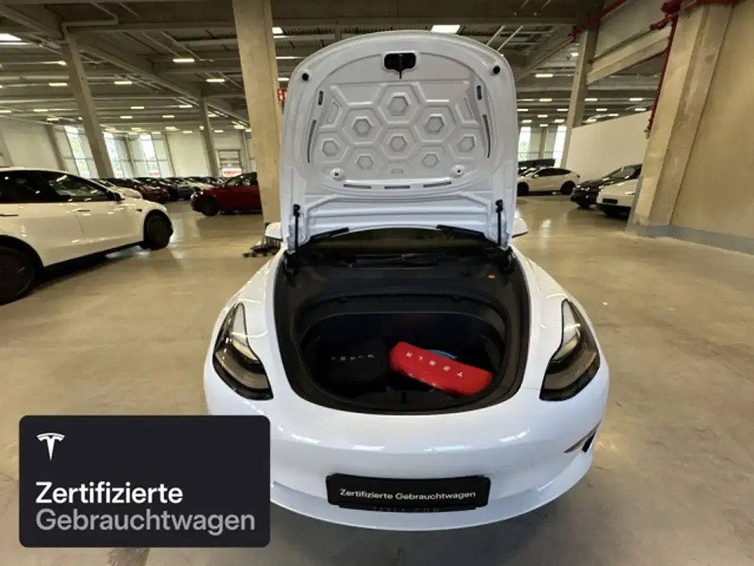 Tesla Model 3 - Thumbnail 8