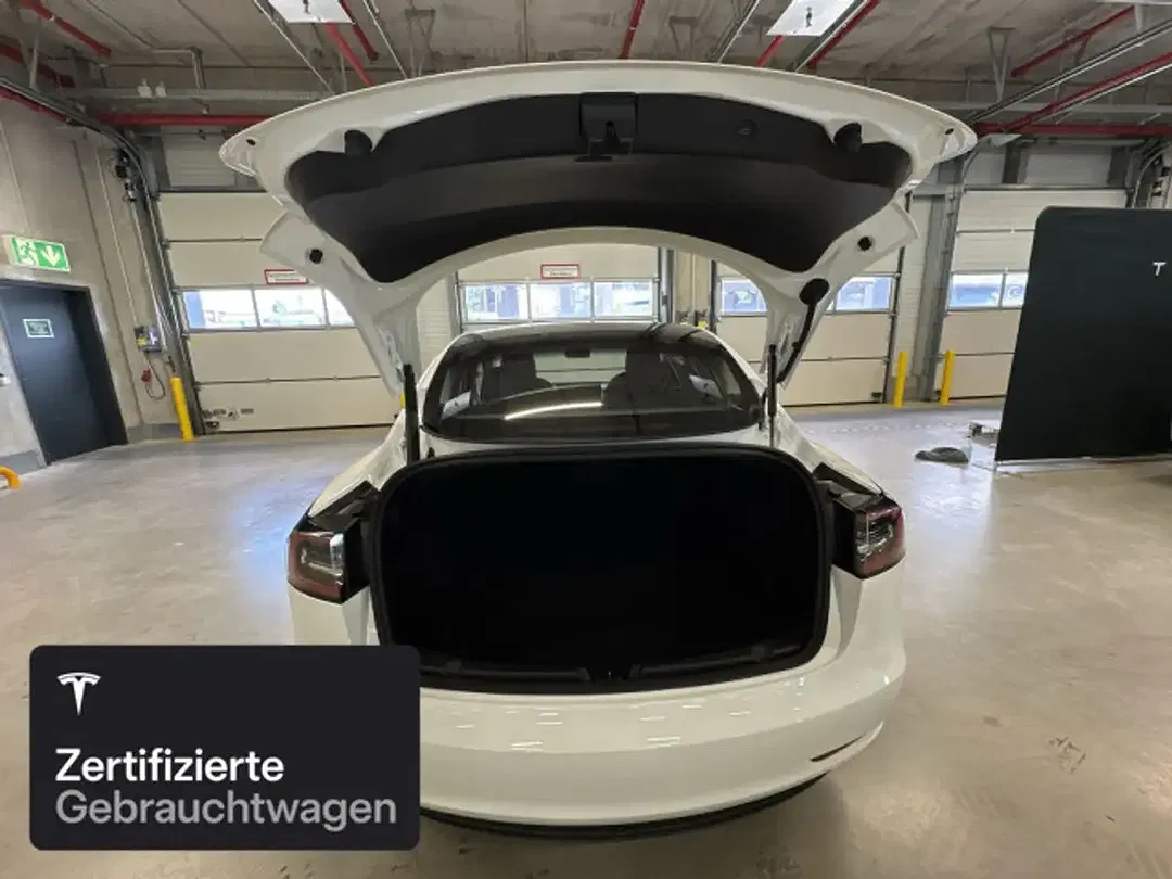 Tesla Model 3 - Thumbnail 9