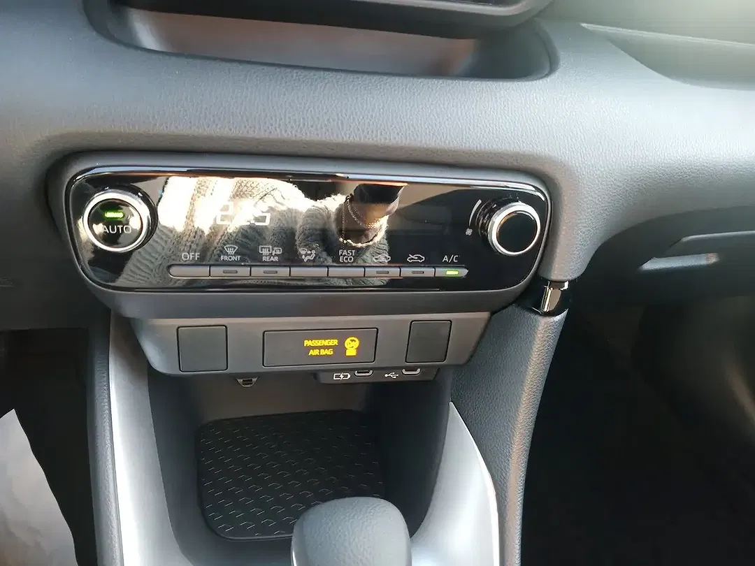 Toyota Yaris - Thumbnail 11