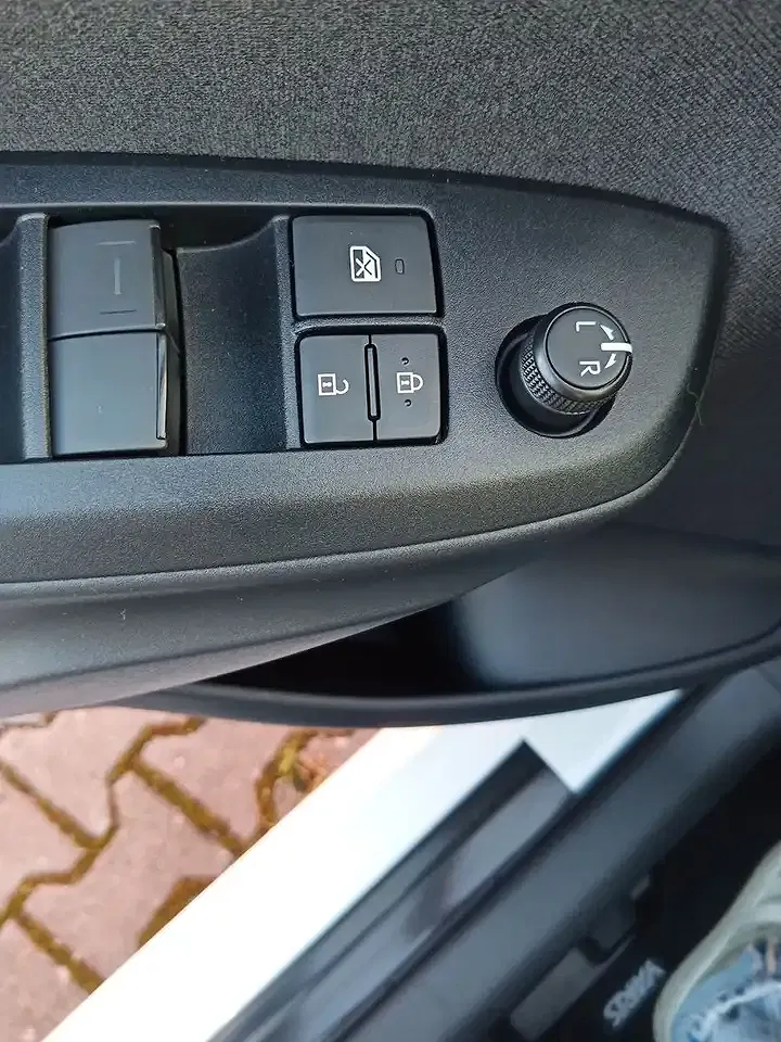 Toyota Yaris - Thumbnail 14