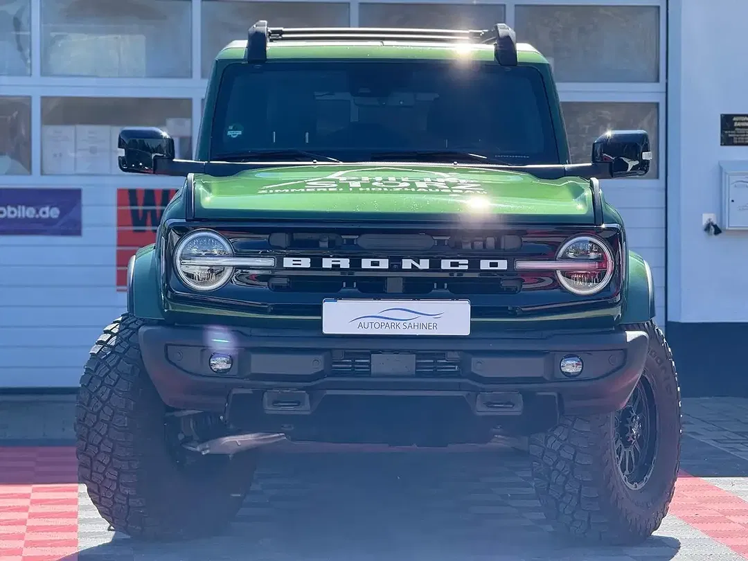 Ford Bronco - Thumbnail 2