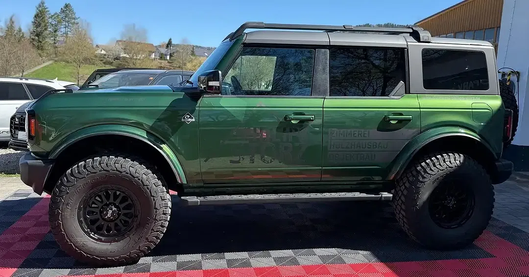 Ford Bronco - Thumbnail 4