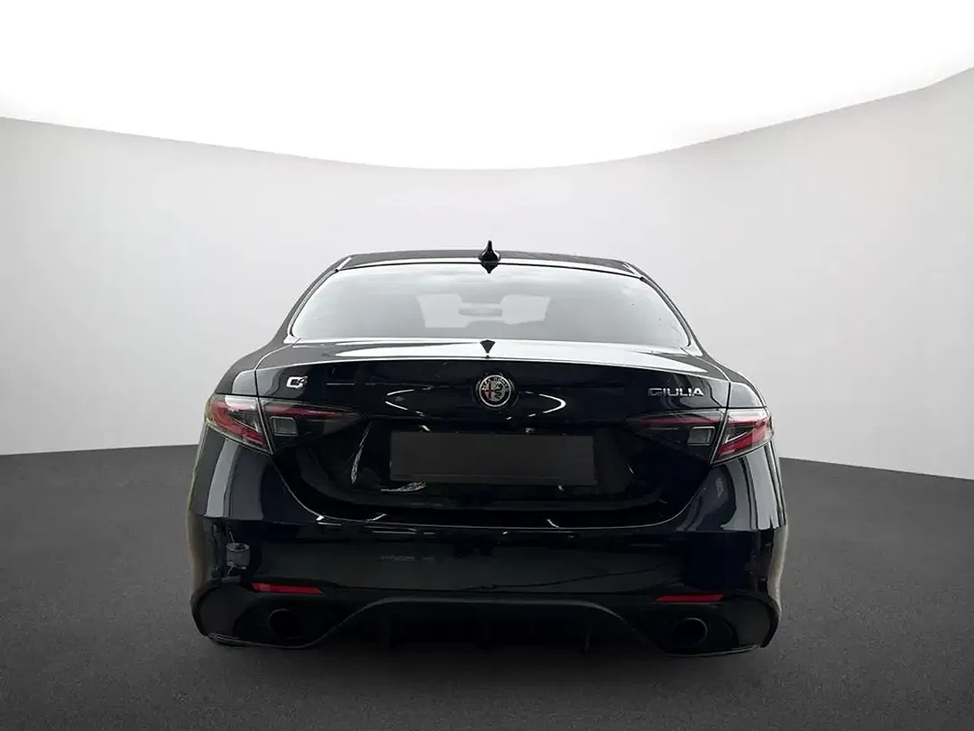 Alfa Romeo Giulia - Thumbnail 2