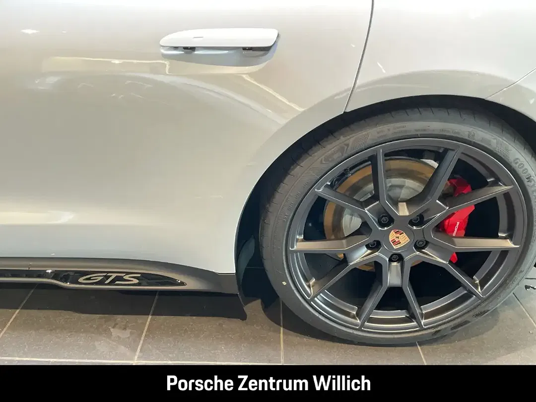 Porsche Taycan - Thumbnail 11