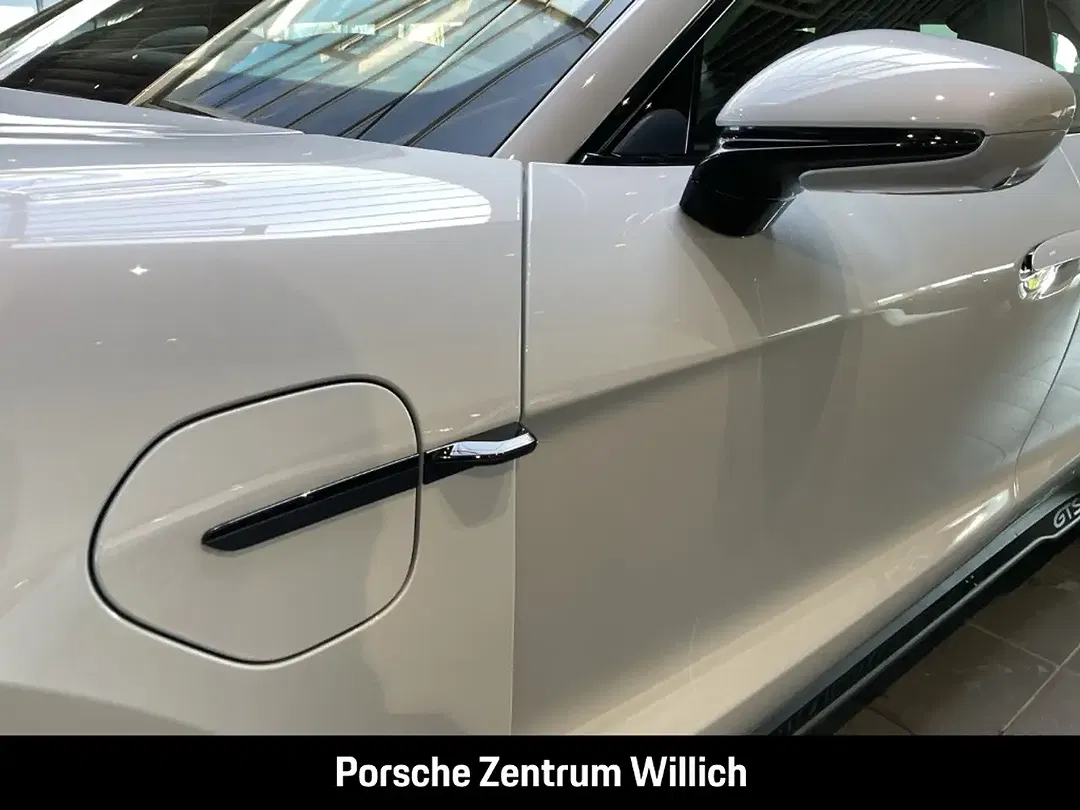 Porsche Taycan - Thumbnail 12