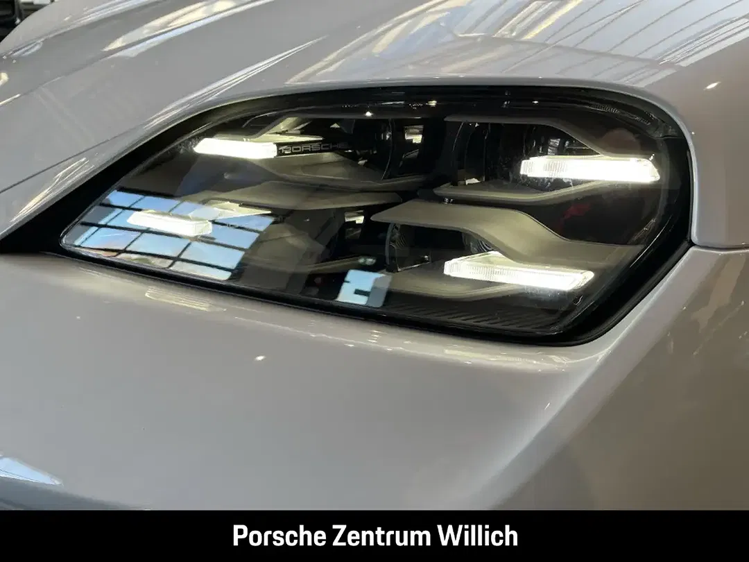 Porsche Taycan - Thumbnail 13