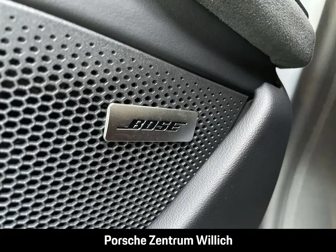 Porsche Taycan - Thumbnail 15
