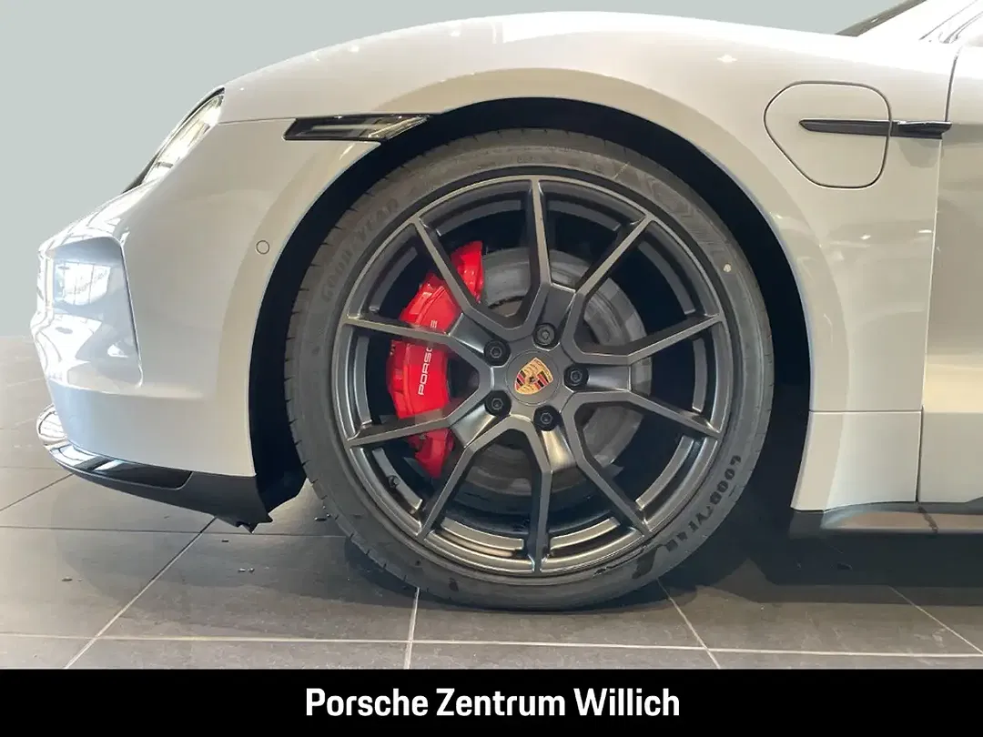 Porsche Taycan - Thumbnail 6