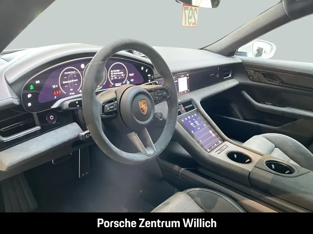 Porsche Taycan - Thumbnail 7