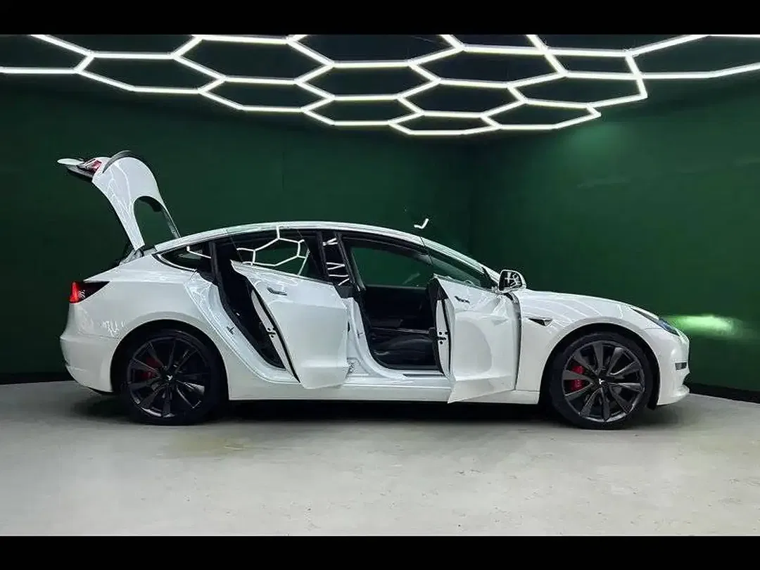 Tesla Model 3 - Thumbnail 10