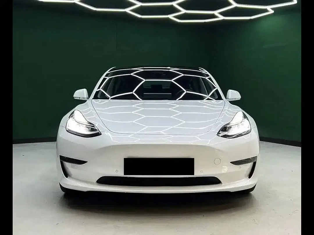 Tesla Model 3 - Thumbnail 2