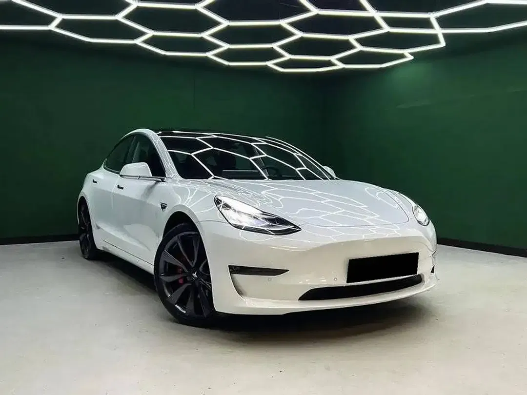 Tesla Model 3 - Thumbnail 3