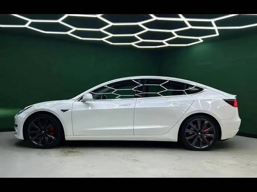 Tesla Model 3 - Thumbnail 5