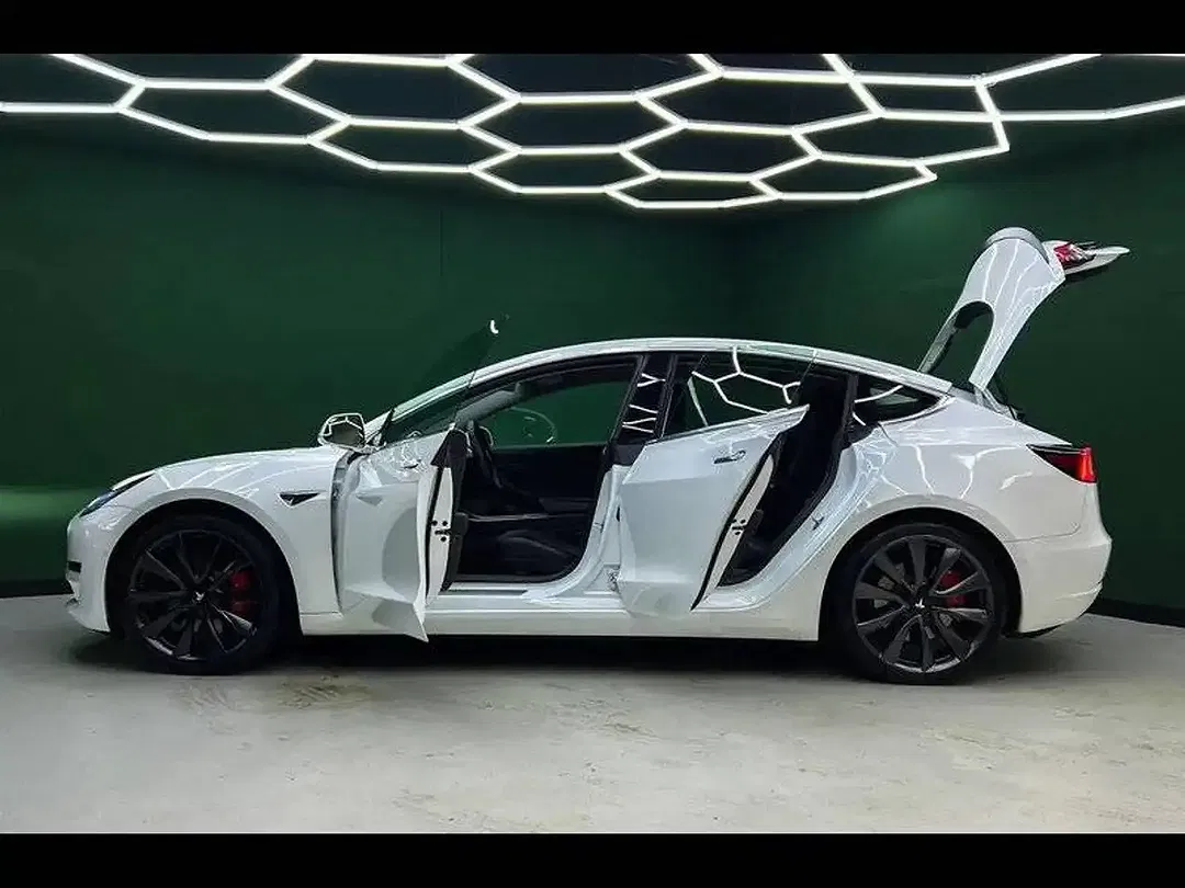 Tesla Model 3 - Thumbnail 6