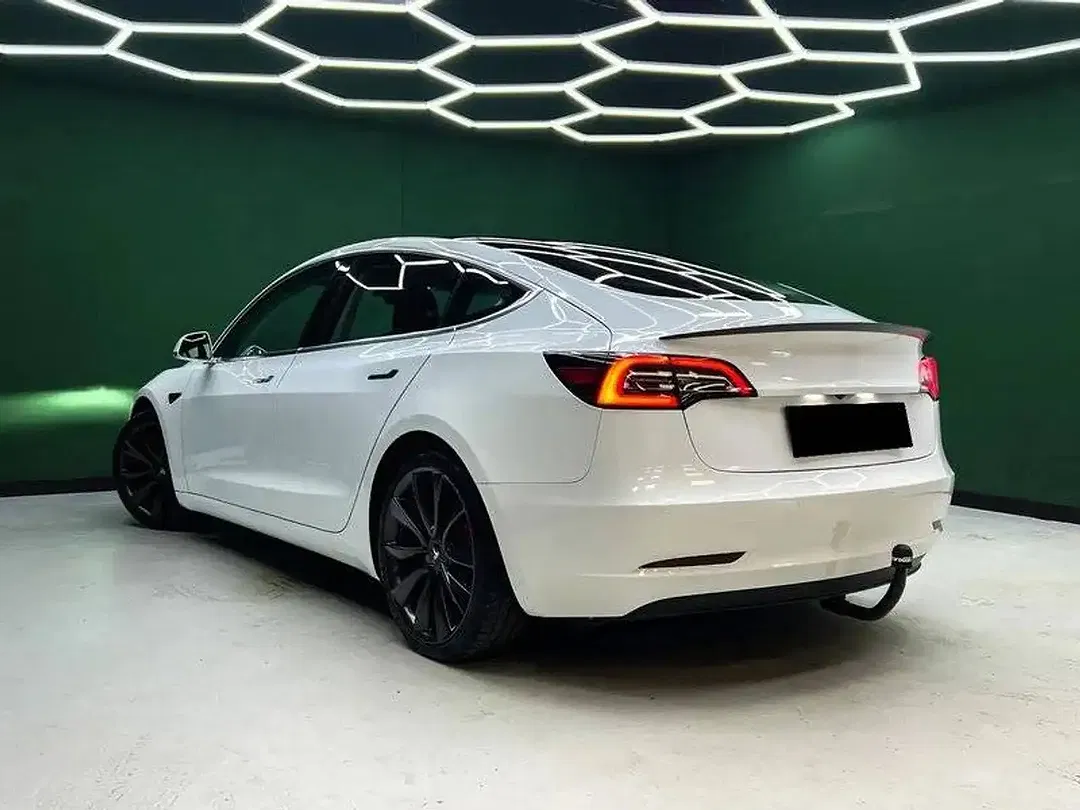 Tesla Model 3 - Thumbnail 7