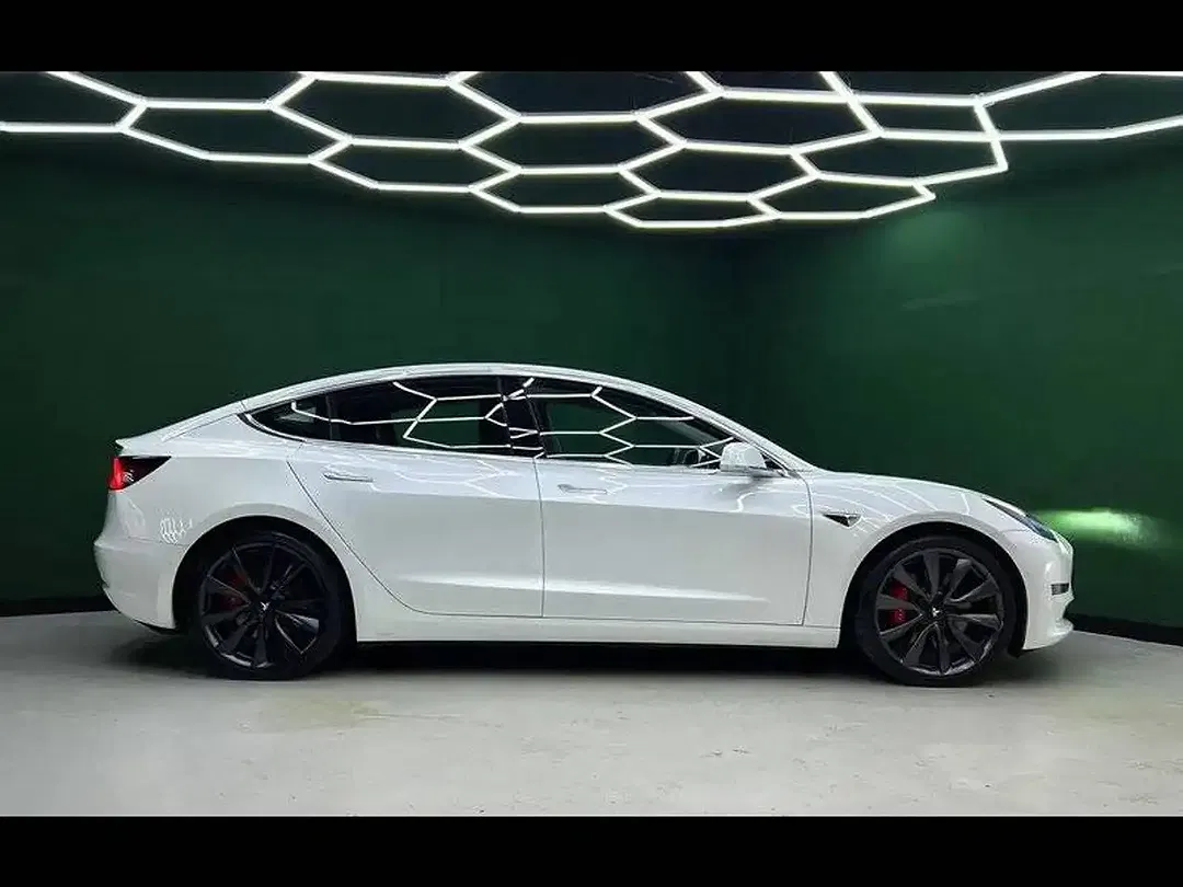 Tesla Model 3 - Thumbnail 9