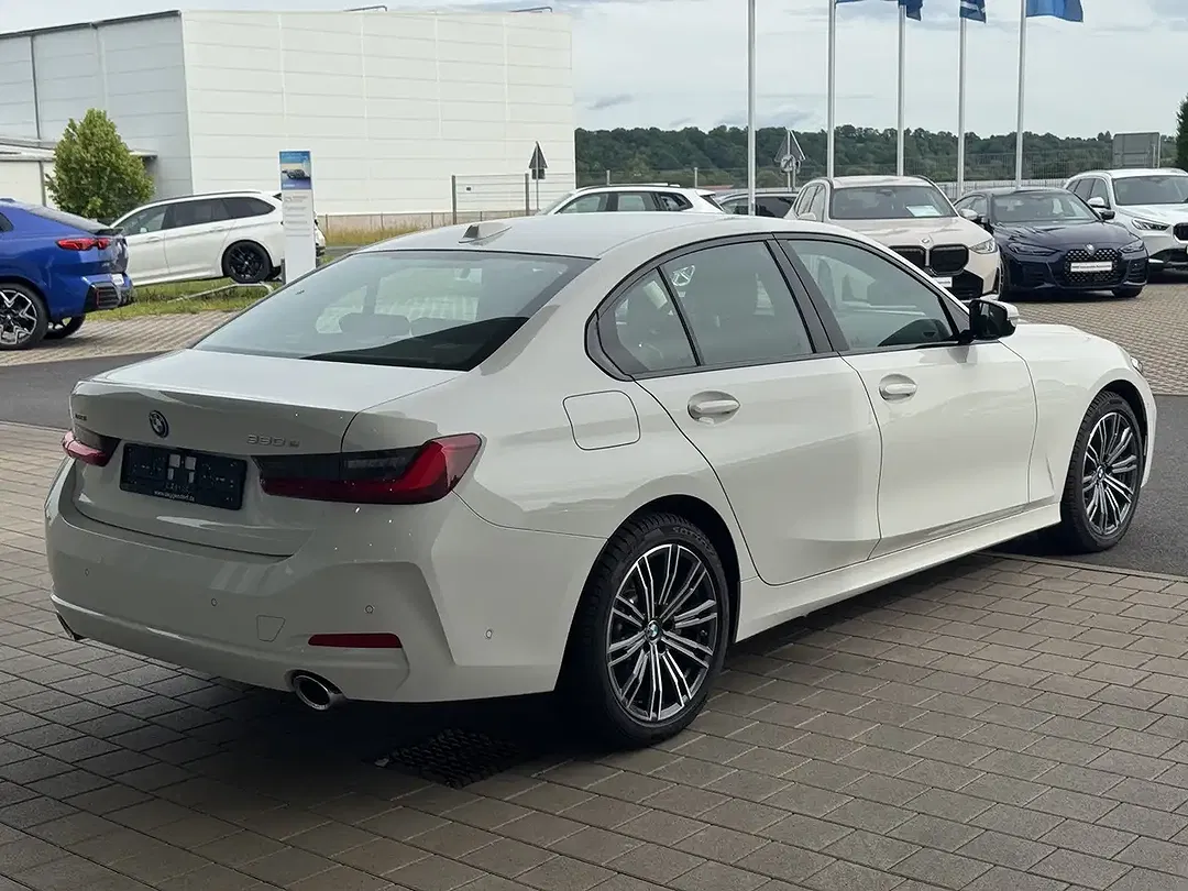 BMW 330 - Thumbnail 3