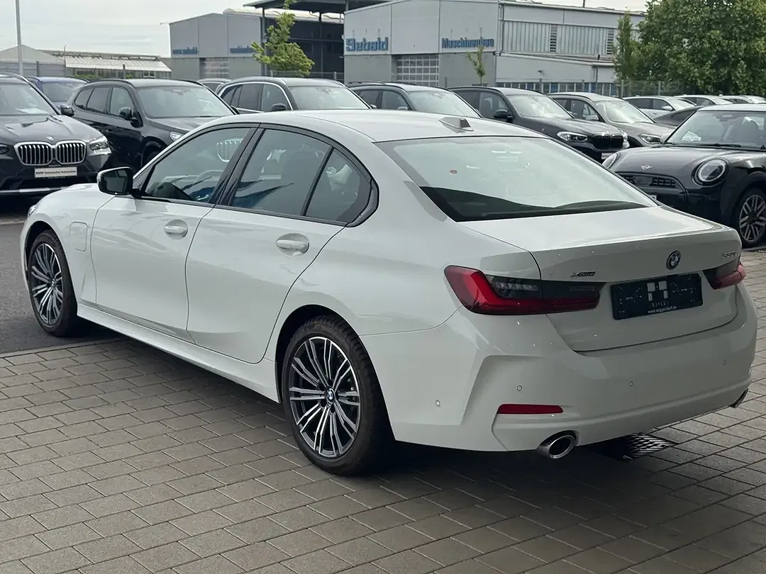 BMW 330 - Thumbnail 4
