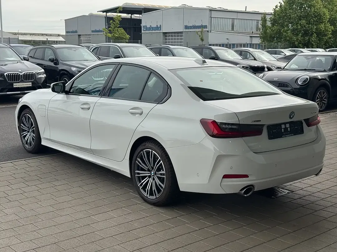 BMW 330 - Thumbnail 9