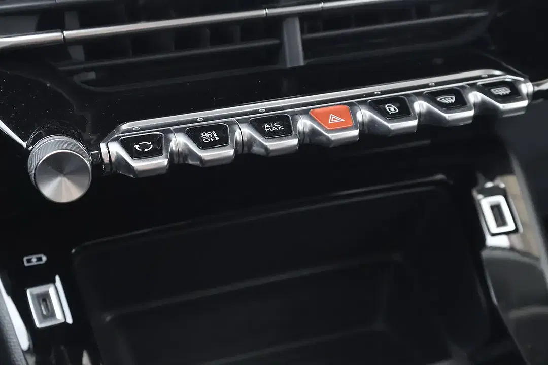 Peugeot 208 - Thumbnail 13
