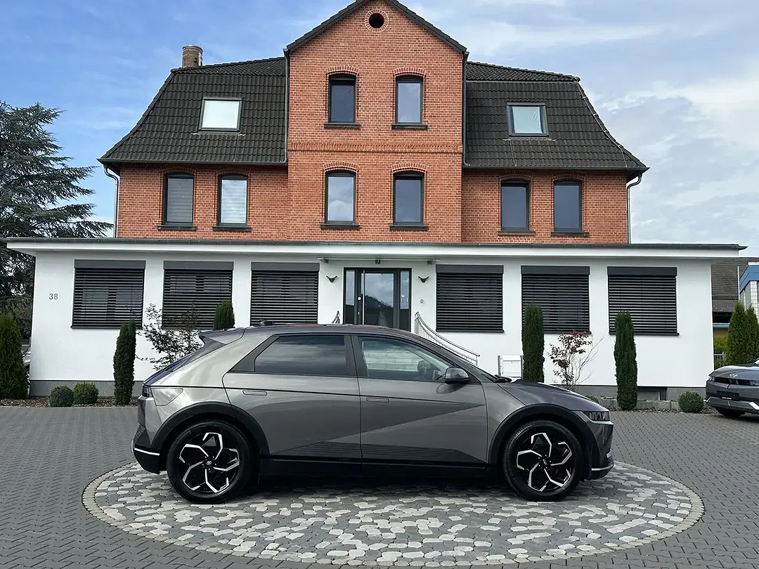 Hyundai IONIQ 5 - Thumbnail 2